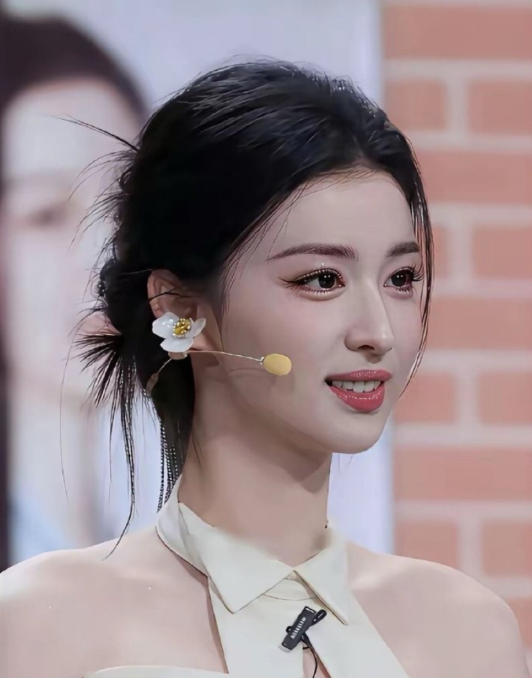 hanxiaoye007's tweet photo. 不得不承认，对于女性而言，化妆真的是太重要了。 https://t.co/oGJ8JGH49L