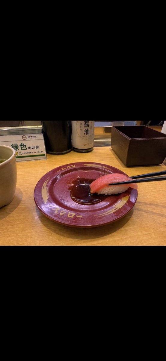 YesrHappy's tweet photo. 食べ終えたお皿に醤油
これ普通にする
でも醤油はシャリではなくネタに https://t.co/qBd9Gf0baM