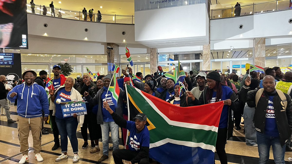 EWN_Sport's tweet photo. @BafanaBafana @JoyChauke5 The team have now landed and fans are happily awaiting of #BafanaBafana players https://t.co/gVrSXBaQPj