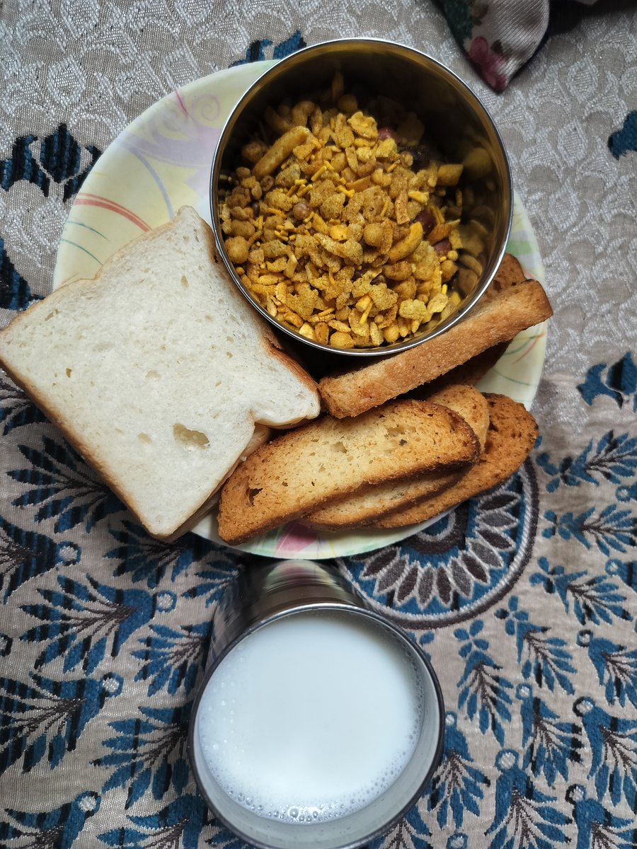 SangmWaaaale's tweet photo. आज नाश्ता में यही हैं देख लो....😋😍
मुझे चाय नहीं दूध ज्यादा पसंद हैं इसलिये 😋😋 https://t.co/wydSR2HgAn