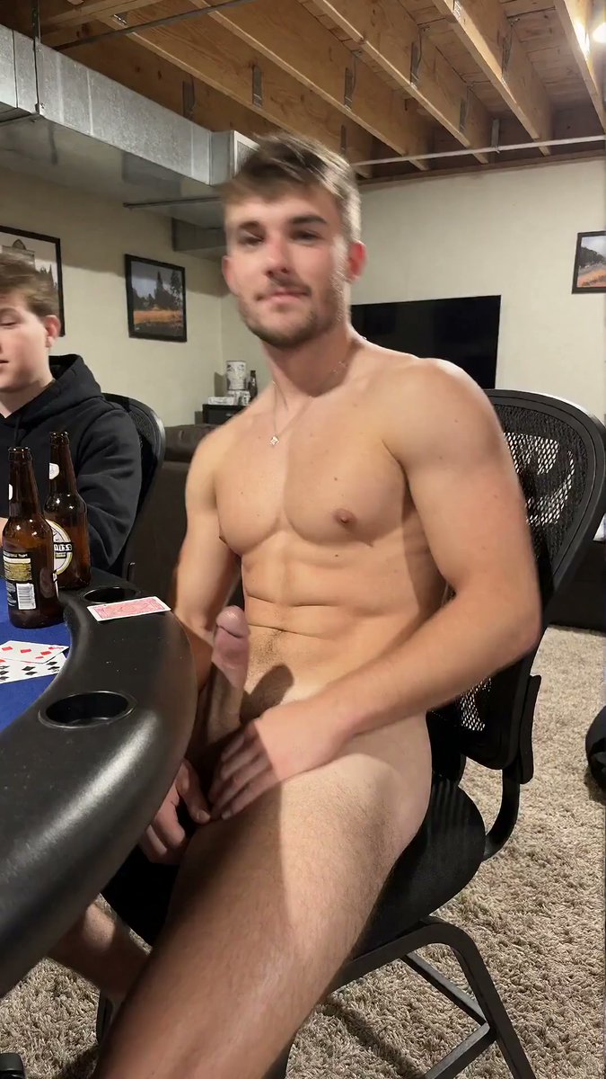 TwunkSpot's tweet photo. poker night was crazyy https://t.co/VCuuxIg83s