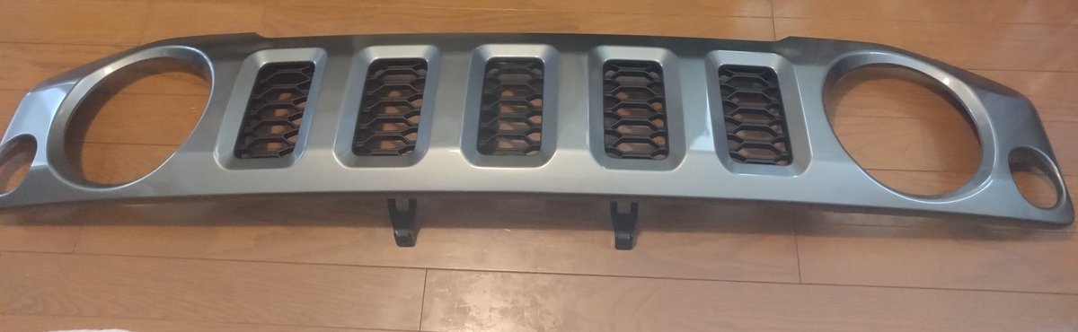 tkshima4's tweet photo. ジムニー純正ホイールとオプショングリルに塗られているあの色に何故かドンピシャのホンダ(NH617M)ライトニングシルバーMで塗装。その上にウレタンクリアー。
硬化してからマスキングテープ剥がそうとすると塗料持って行かれるので半乾き状態で剥がすんだけど一番緊張した。 https://t.co/3T6lhM9oXK