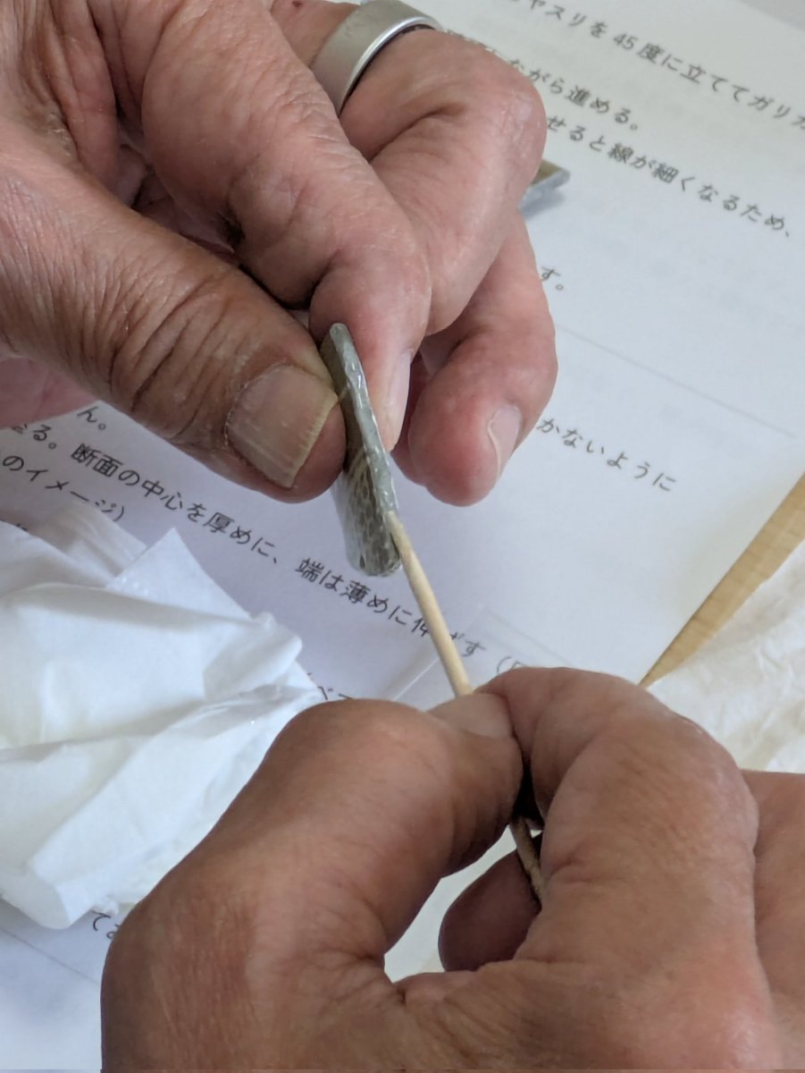 kinemo_scix's tweet photo. 昨日のモダン金継ぎワークショップの様子🐟️
伝統金継ぎでは2〜3ヶ月かけてやる工程をぎゅっと2時間でやるためちょっと忙しいこのワークショップ。（終わらない場合は次回へ）お魚の欠けをお魚にしたかわいらしい修理が完成できました🐟️🐟️✨️

#モダン金継ぎ
#簡易金継ぎ https://t.co/MV0yikre4o