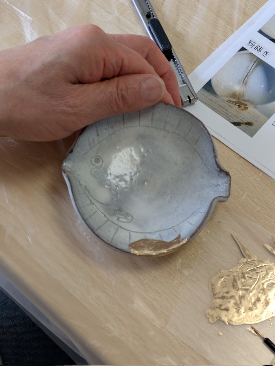 kinemo_scix's tweet photo. 昨日のモダン金継ぎワークショップの様子🐟️
伝統金継ぎでは2〜3ヶ月かけてやる工程をぎゅっと2時間でやるためちょっと忙しいこのワークショップ。（終わらない場合は次回へ）お魚の欠けをお魚にしたかわいらしい修理が完成できました🐟️🐟️✨️

#モダン金継ぎ
#簡易金継ぎ https://t.co/MV0yikre4o