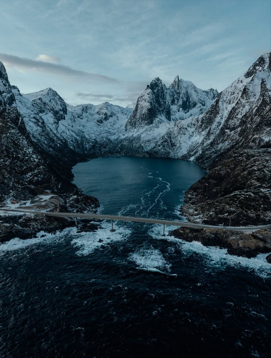 visualsofearth1's tweet photo. Lofoten Islands, Norway https://t.co/zrKqNN415B