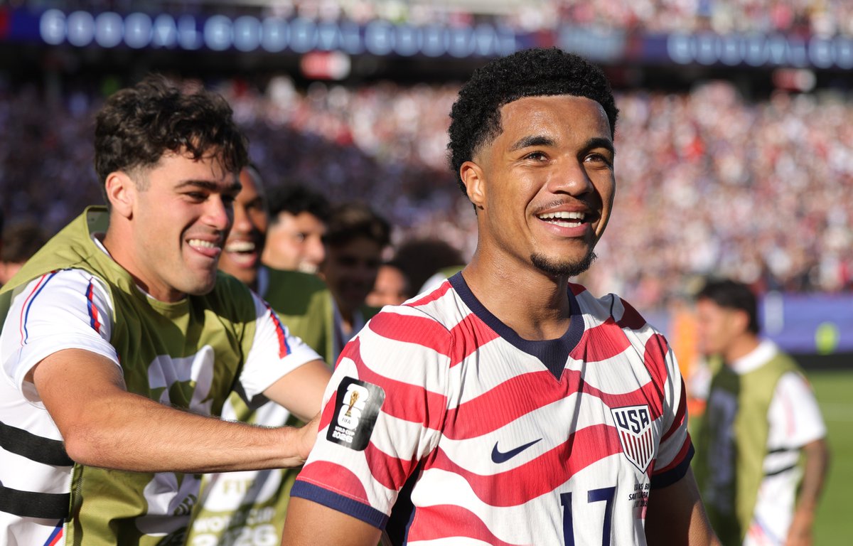 periodismobsas's tweet photo. La Selección de Estados Unidos venció por 2-0 a Bosnia Herzegovina y llegó a los octavos de final: Balogun y Tillman marcaron los goles del ganador #fifaworldcup #fifa #mundial2026 #usa #balogun #tillman #estadosunidos #eeuu #bosnia #pochettino #unitedstates #pulisic #Barbarez https://t.co/jNqcLMzZ2o