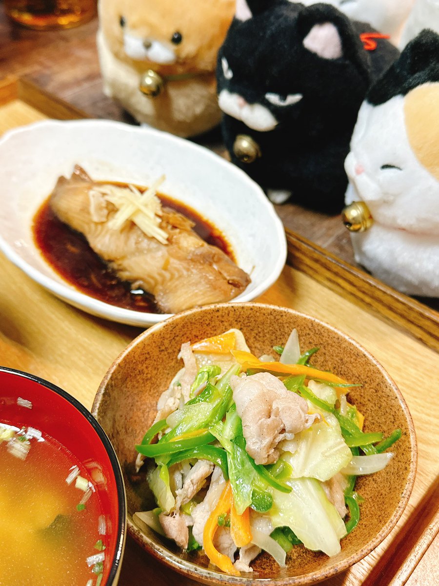 desmo_desmo_jp's tweet photo. えー🙄

本日の映えない定食🍚
・カラスカレイの煮付け🐟
・ニンニク野菜炒め🧄
・小鉢二品🍆🍄‍🟫

先日仕込んだニンニク醤油漬けが良い仕事をしております😋🧄

ﾃﾞﾊ (ﾟдﾟ) ｲﾀﾀﾞｷﾏｽﾙ♪🍚

#リモートワーク飯
#昼飯
#自炊生活 https://t.co/tHOv7tBej1