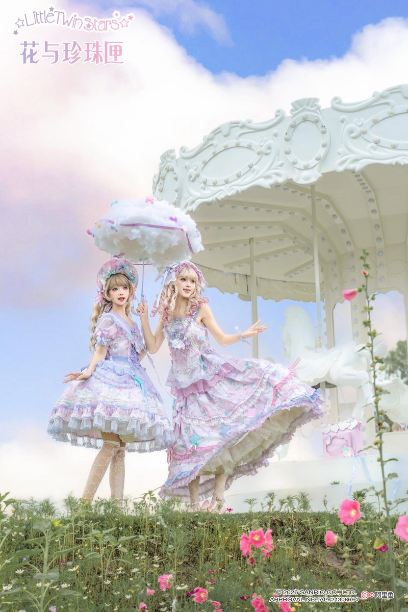 girlism_info's tweet photo. ⭐ご予約受付中🌈

♡「花箱×サンリオ」♡

淡いパープルに包まれる♡リトルツインスターズシリーズ🫧

輝く星と雲がモチーフ🌟
透き通るシフォンとフリルを贅沢に使用💕

エプロンを重ねれば、とびきり夢かわなコーデに変身🎀

☆送料無料☆
https://t.co/DouwYgrYoY

【ご予約は~7/20まで】 https://t.co/040wXIhKZr