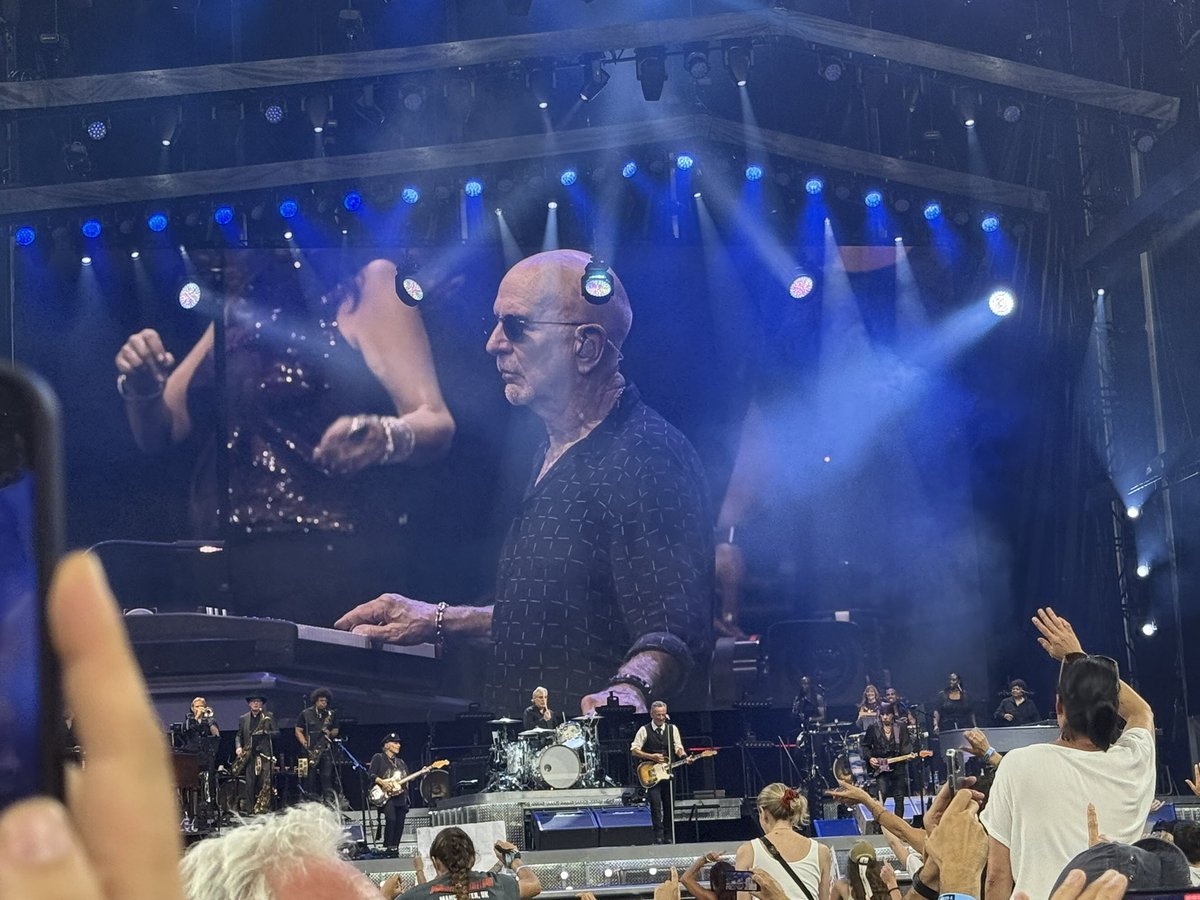 PaulApp0505's tweet photo. Happy 76th Birthday to the #Professor #RoyBittan Hoping you have a wonderful day. I’ve been lucky to see a number of #Racings in the last few years but imo #Philly21Aug24 beats them all. That outro. Thanks for everything Roy ✨🎉🎹❤️✨🎉🎹❤️
https://t.co/BP76BfpYv3 https://t.co/cbiInliBt7