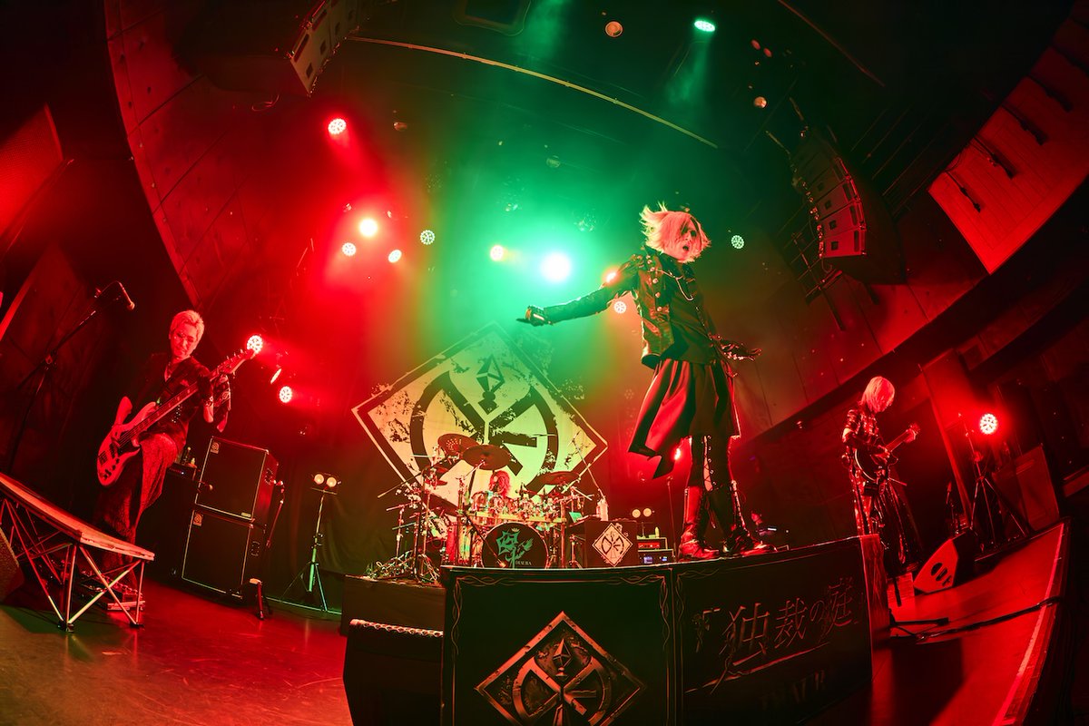 Vif_music's tweet photo. 🟦Live Report🟦
DIAURA、全23公演で130を超える楽曲を披露した15周年ツアー「独裁の庭」ファイナル＠ Veats ShibuyaのレポートをUP！ぜひチェックを！

▶️https://t.co/KHmHDK3fqt

#Vif #DIAURA #独裁の庭
@DIAURA_OFFICIAL
@DIAURA_yo_ka
@DIAURA_kei
@shoya_bass
@drumsTatsuya https://t.co/zMcsa4inEt