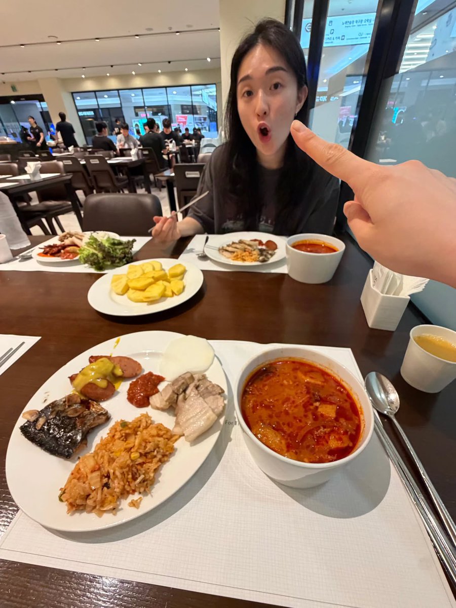 cramireuu's tweet photo. 테이블한가운데에놓인파인애플갯수보고침흘리는중 https://t.co/0mNSu6CxKg