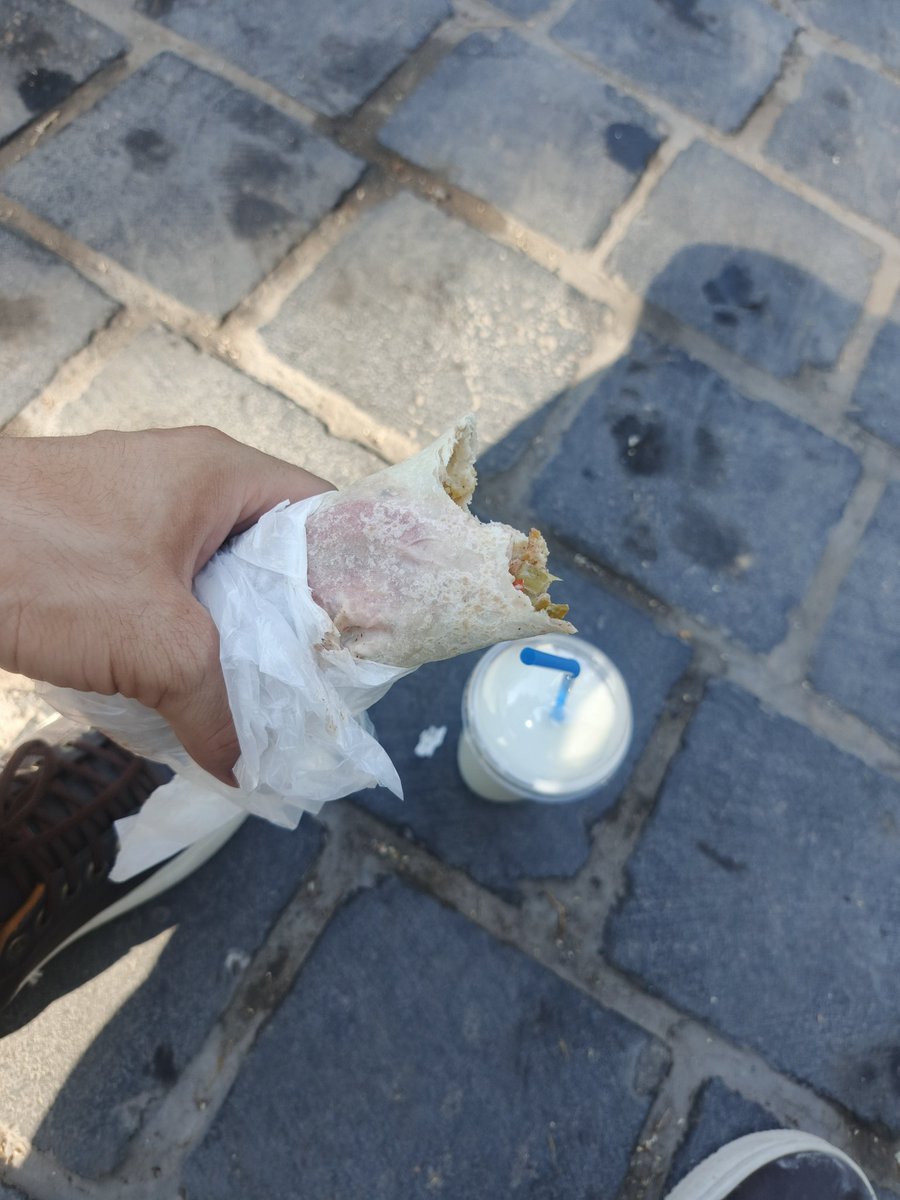 AboudKalish's tweet photo. واحد فلافل مع عيران  🥙 🥛🔥 https://t.co/EUuwQVECkr