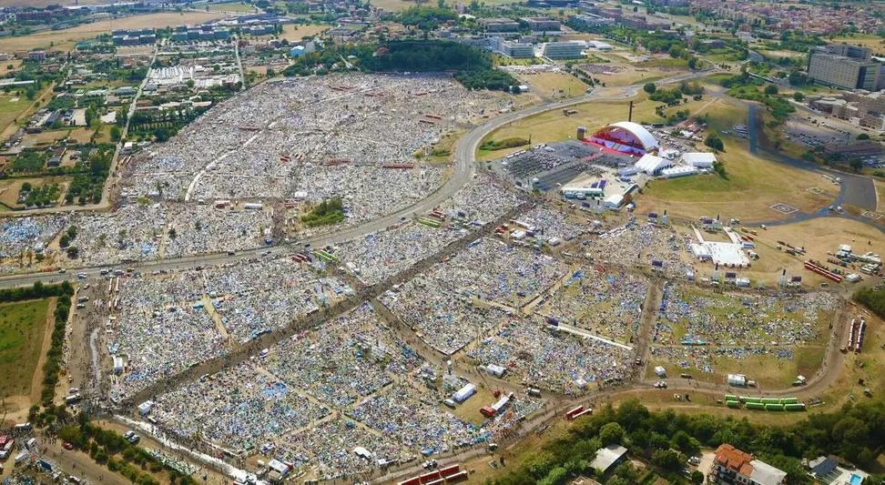 Zziagenio78's tweet photo. VENDO POSTO PER VEDERE IL CONCERTO DI ULTIMO A ROMA TOR VERGATA.

Cioè io sono a Ferrara ma son comunque più vicino di quelli che stanno nelle ultime file https://t.co/93jZgqt26J