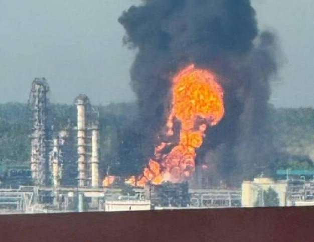 Heroiam_Slava's tweet photo. The fourth most powerful oil refinery in Russia and one of the key suppliers of fuel for the Russian army was attacked today. https://t.co/WzV39Pp84n