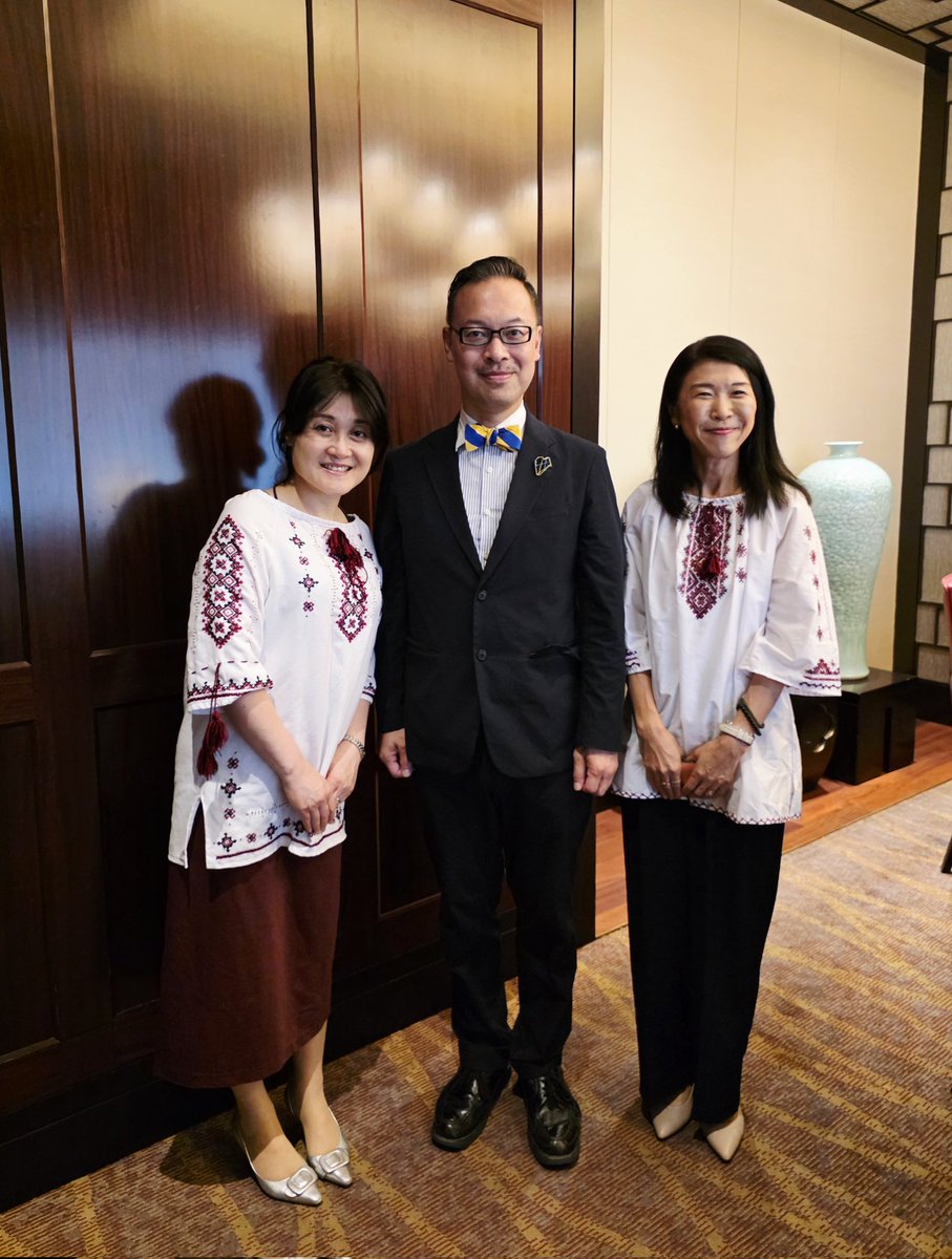 UKYoshiOk's tweet photo. 🇺🇦の民族衣裳ヴィシヴァンカ姿の東野篤子先生、廣瀬陽子先生と一枚。素敵です。 https://t.co/1Po1omNl6n