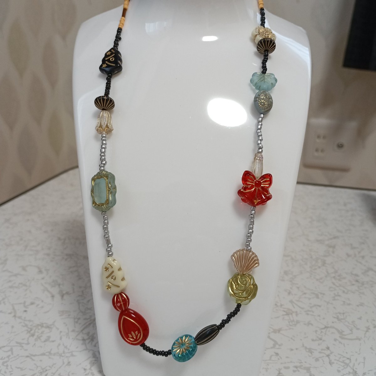 nosuke_FREEDOM's tweet photo. #ハンドメイド #ビーズ #アクセサリー レトロポップなビーズとホースシューのチャームを使ってネックレスを作りました(*´˘`*)今日は息子の学校のうにむき体験で楽しかったです♪子供の頃を思い出しました☺️ https://t.co/gY2RDfxCjS