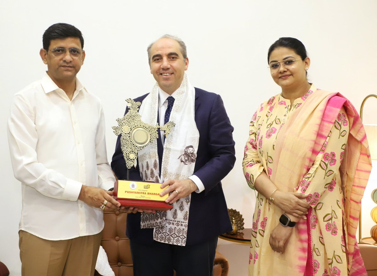 advpushyamitra's tweet photo. I had the pleasure of welcoming Mr. Nabil Taouati, Consul General of the Netherlands, to my residence today.

We held productive discussions on strengthening cooperation in areas of water management, waste management, green mobility, sustainable food processing, life sciences & healthcare, and medical waste management.

The exchange of ideas and global best practices in these sectors will play a significant role in advancing sustainable urban development and creating a cleaner, greener, and more resilient Indore. I look forward to continued collaboration and meaningful partnerships.