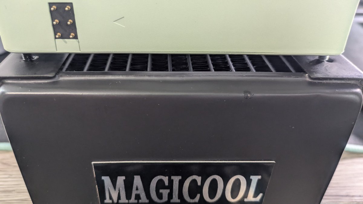 このMagicoolのラジだけど140mmネジ穴がズレていてファンが取り付け
