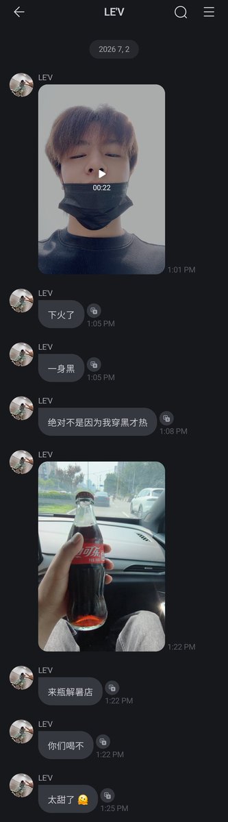 LEVINDONESIA's tweet photo. 020726 Wang Zihao LE'V Update 

> 🫅 Halo semuanya. Maafkan saya dengan sudut pengambilan video yang aneh ini, karena sekarang saya benar-benar ingin mengeluh. Beijing sekarang sangat panas, sangat panas sampai-sampai kalian tidak akan menyangkanya, bukan? Benar-benar sangat panas. Sekarang seluruh tubuh saya terasa terbakar. Rasanya seperti saya sedang berada di atas piringan besi yang panas, benar-benar terasa terpanggang. Saya sudah tidak tahan lagi, benar-benar tidak tahan lagi.
> Sangat panas
> Memakai baju serba hitam
> Sama sekali bukan karena saya pakai baju hitam makanya jadi panas
( foto sebotol Coca-Cola)
> Beli sebotol (minuman) untuk meredakan panas
> Kalian mau minum gak?
> Manis banget

#LEV #레비 #レビ
#WangZihao #왕즈하오 #王子浩 #ズハオ @LEV_Official_