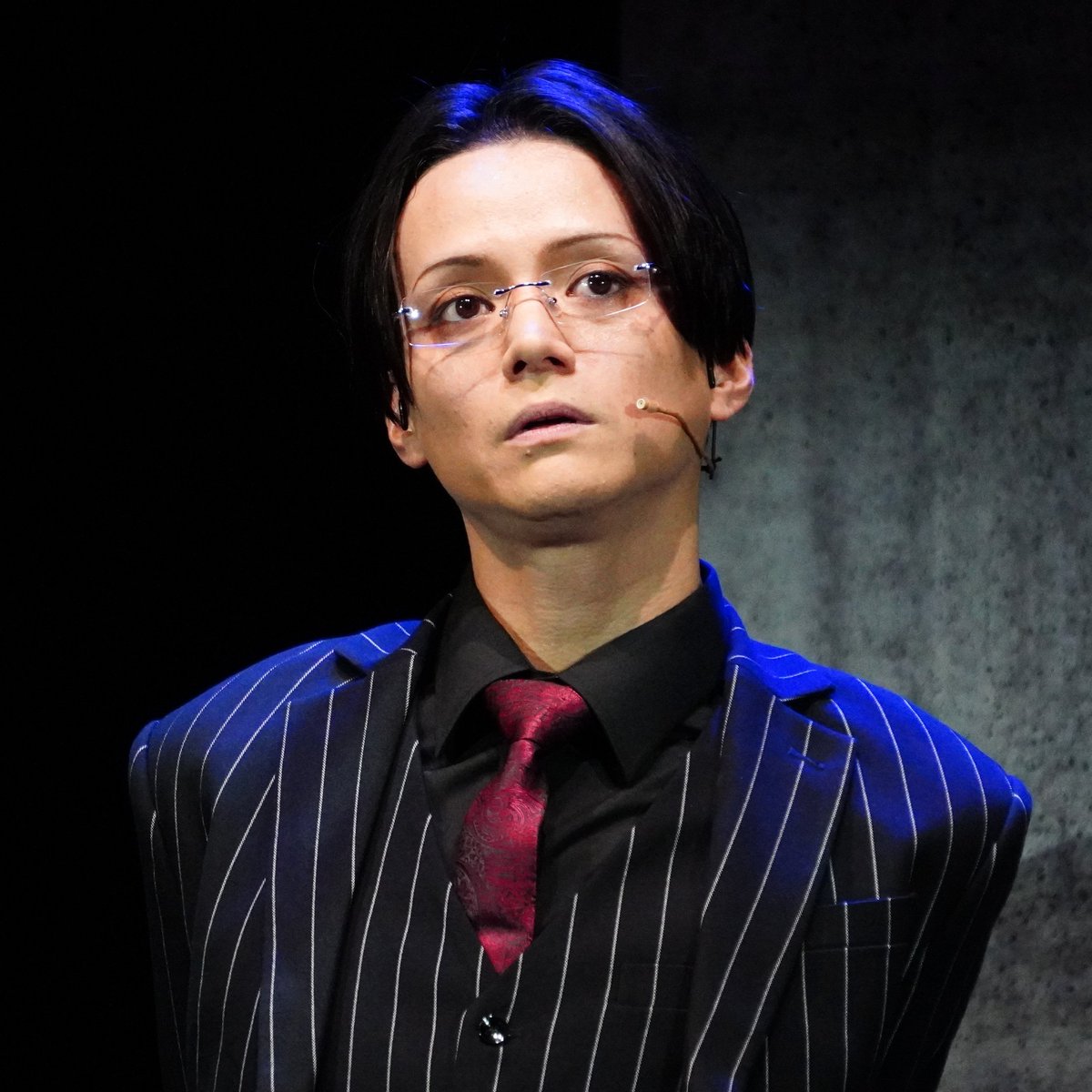 oricon's tweet photo. 室龍太、舞台初日「全く手応えは感じてない」
緊張にじませながら意気込み語る
⠀
室はお菓子を食べまくっている❓️
北野日奈子の暴露にタジタジ
https://t.co/tBssJzkPzq
⠀
三浦涼介は黒スーツ＆リムレス眼鏡姿
「1人も欠けることなく千秋楽迎えたい」
⠀
舞台『ウロボロス―警察ヲ裁クハ我ニアリ―』 https://t.co/LbWWUHKGqk