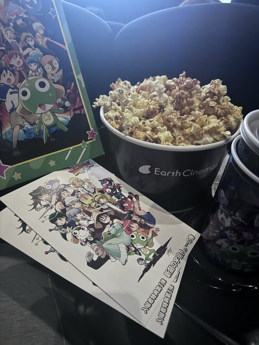 lw22wl's tweet photo. 27日、朝から映画行って来たよん♪

特典貰えたー！
ポップコーンとドリンクホルダー買えたー！コースターはタママだった♡

色々言われてるし、色々言いたいことはあるけれども…
とにかく大好きなケロロ達が16年ぶりに動いてて嬉しかった(∩´∀`∩)♡

#ケロロ軍曹 https://t.co/jsU0GA1np5
