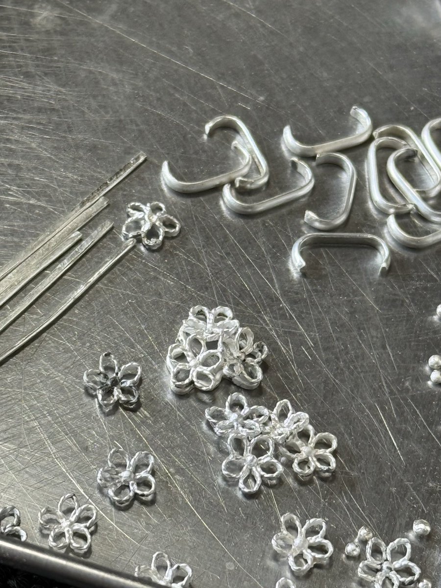 craftkikuno's tweet photo. Re new !!
勿忘草　帯留　

キレイな水色、
ブルートパーズ入りの
勿忘草も作りました。

三分紐にポチッとワンポイント。

おまけの写真は、
先日の取材ドライブの一枚です♫ https://t.co/h5HM2EKsH6