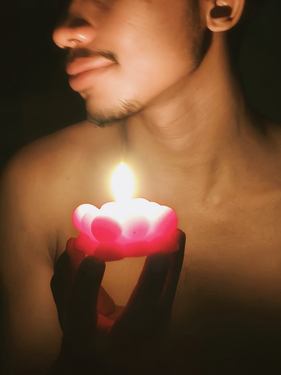 rajinSGian's tweet photo. Obsessed with my brown skin tone 🤎
#brownguy #deshi #candle #dark https://t.co/FA3Awjo0ia