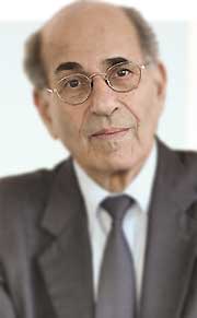 cateterdoblej's tweet photo. El 02/07/1946 nació Richard Axel, galardonado con el Premio Nobel de Fisiología o Medicina en 2004 junto con Linda B. Buck por sus descubrimientos sobre los receptores odorantes y la organización del sistema olfativo.

Sus investigaciones demostraron que los olores son detectados por una gran familia de receptores situados en las neuronas olfativas de la nariz y que cada neurona expresa un único tipo de receptor. La combinación de señales procedentes de estos receptores permite al cerebro reconocer e identificar decenas de miles de aromas diferentes, desde el perfume de una flor hasta el olor del café o el humo.

Este trabajo revolucionó el conocimiento de cómo el sistema nervioso transforma una señal química del entorno en una percepción sensorial, convirtiéndose en uno de los avances más importantes de la neurociencia sensorial moderna.