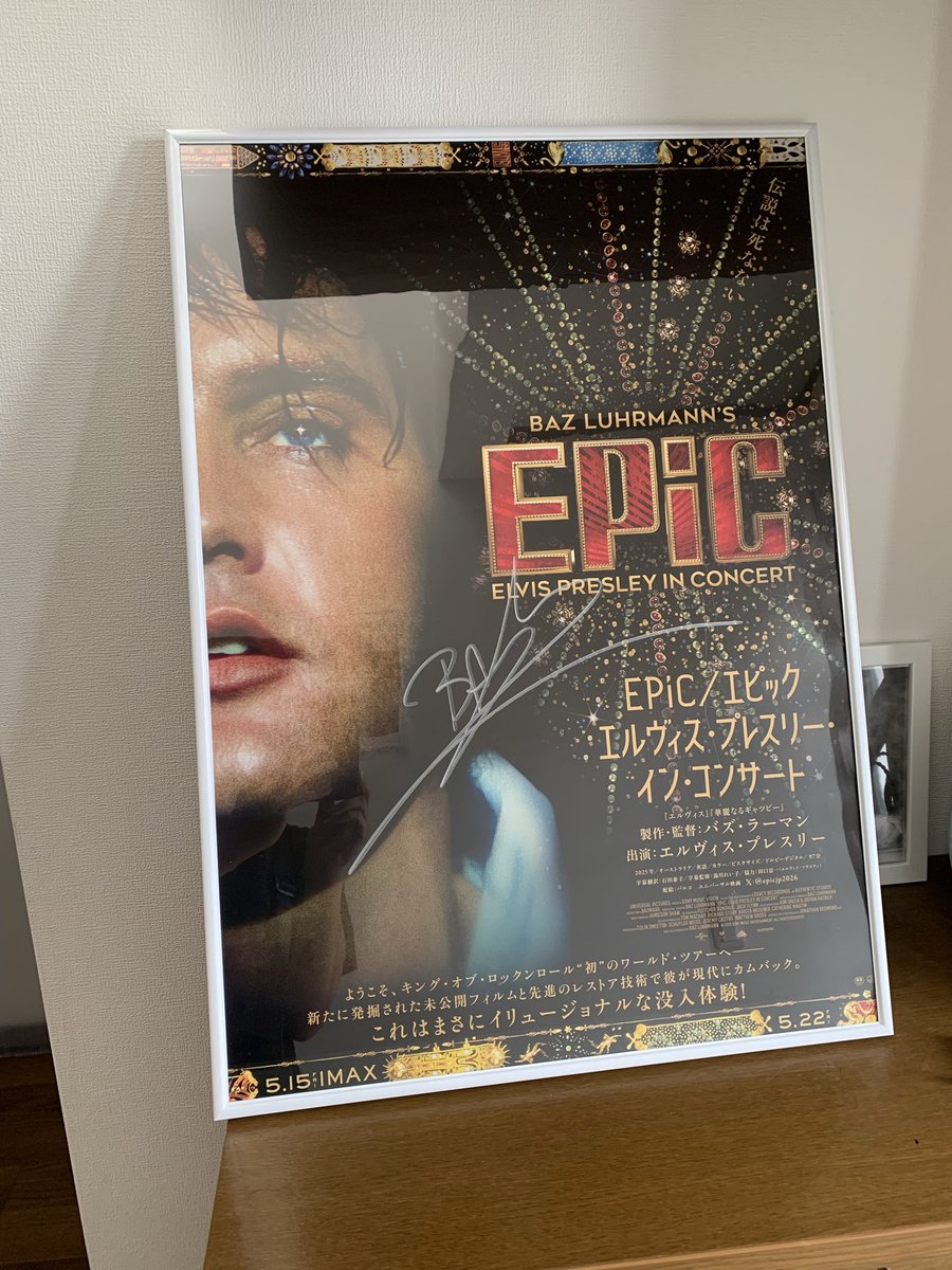 leave_clo's tweet photo. 届いたポスターフレームにバズ◦ラーマン監督のサイン入り✍️ポスターを入れてみました😎👍うちにはフレームに入ったエルヴィスさんが3人いる様です😀🙌🎙️かっこいい😍
@bazluhrmann 
#映画エピック #エルヴィス初来日 
@epicjp2026
#鉛筆画 
#似顔絵 https://t.co/DPEYGnWsRI