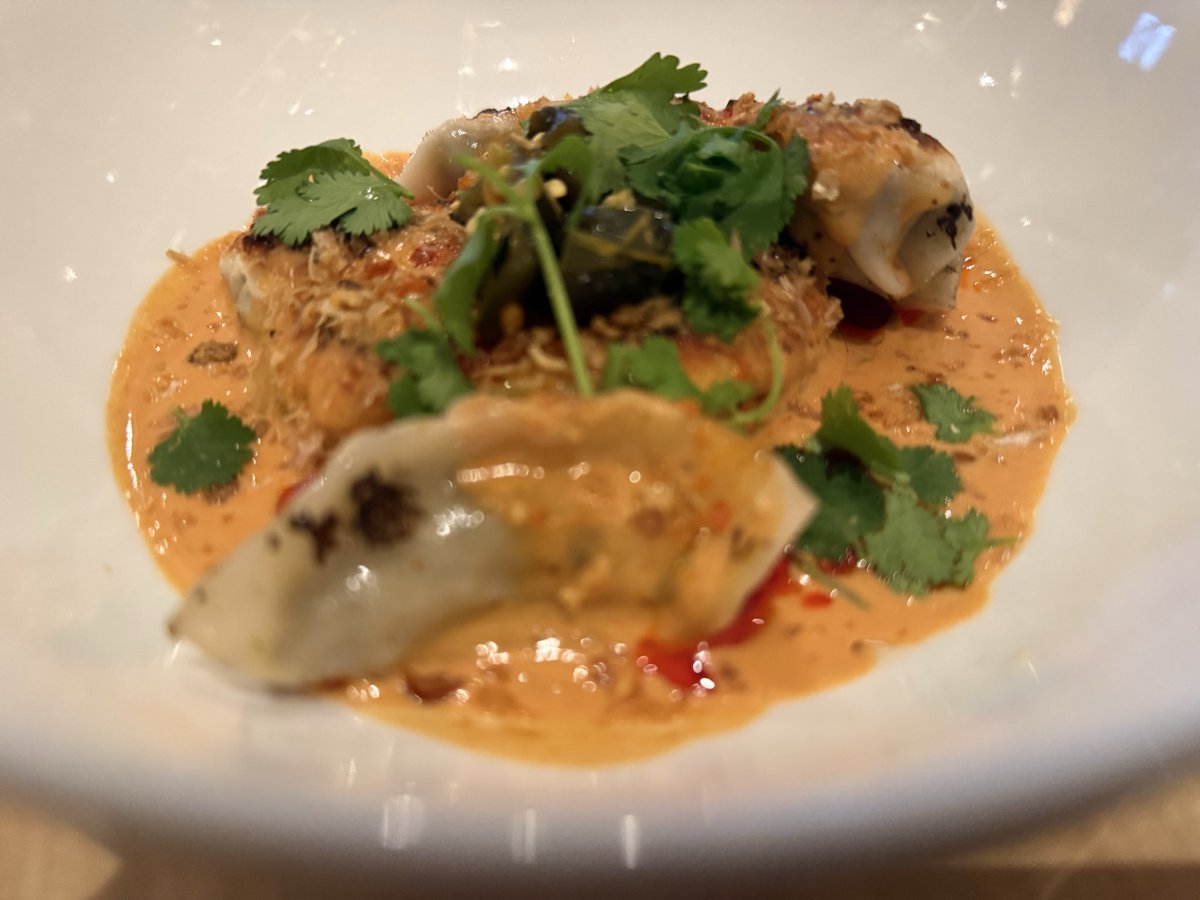 jctdining's tweet photo. dumpling night at natsukashii.

thai basil lemonade, turmeric.

sauce: coconut milk with gochujang, lime zest, lime juice.
chicken and poblano dumplings with ginger, garlic, red miso, chile toreados, crispy garlic, cilantro.

gen mai cha rice crispy. (savory!)

pot de crème. https://t.co/GEQcJ06q7W