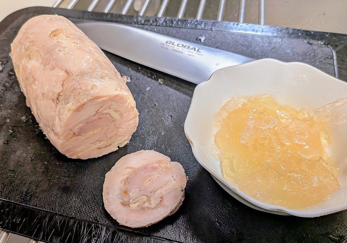 taripon's tweet photo. 鶏生ハム作り

昨日から、下味漬け3時間・湯煎4時間かけて仕込み、一晩冷蔵庫で寝かせました。ジュレにも鶏の旨味が。
でもそのうち調理している時間は、ごく僅か。

市販品では味わえない、しっとりジューシーでプリプリに仕上がりました。
#おうちごはん
#鶏ハム https://t.co/DMn8JOx1Ut