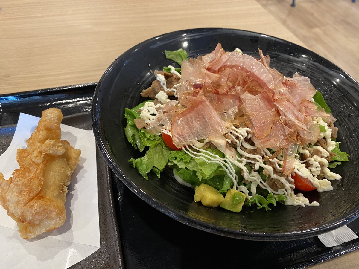 may___baseball's tweet photo. 今日は絵空事❣️
あんまりお腹空いてなくてどうしようと思ったら麺ハーフもあった👍おかげでとり天もつけられて満足😋
サラダや定食もあってメニュー豊富で野菜不足しがちな遠征にはいいかも！
冷たい品だからか前より麺がさらにプリプリしてた気が
サインの1番左はやはりパパ宮さんだそうです https://t.co/QbsK9xPxYR