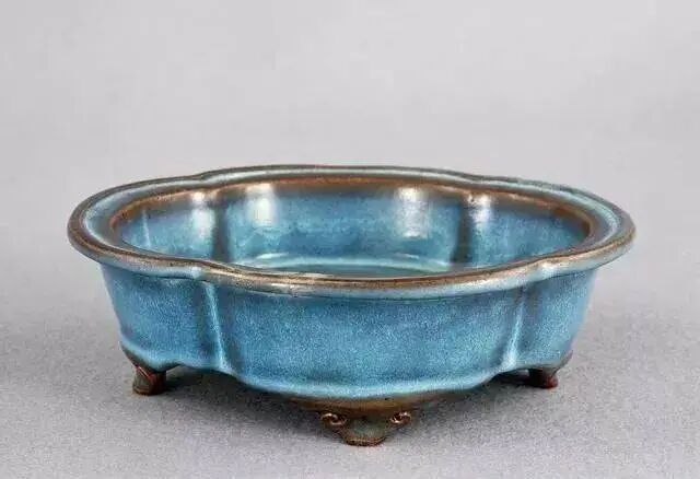 la_pi27147's tweet photo. Jun Kiln Sky Blue Glaze Begonia Narcissus Basin
Flower begonia shaped Jun basin of Song-Jin Dynasty, plain uniform sky blue glaze with subtle crackles, thin brown rim and ridges, four ruyi cloud feet, simple elegant monochrome Jun ware from Yuzhou. https://t.co/kZoMsMaXF7