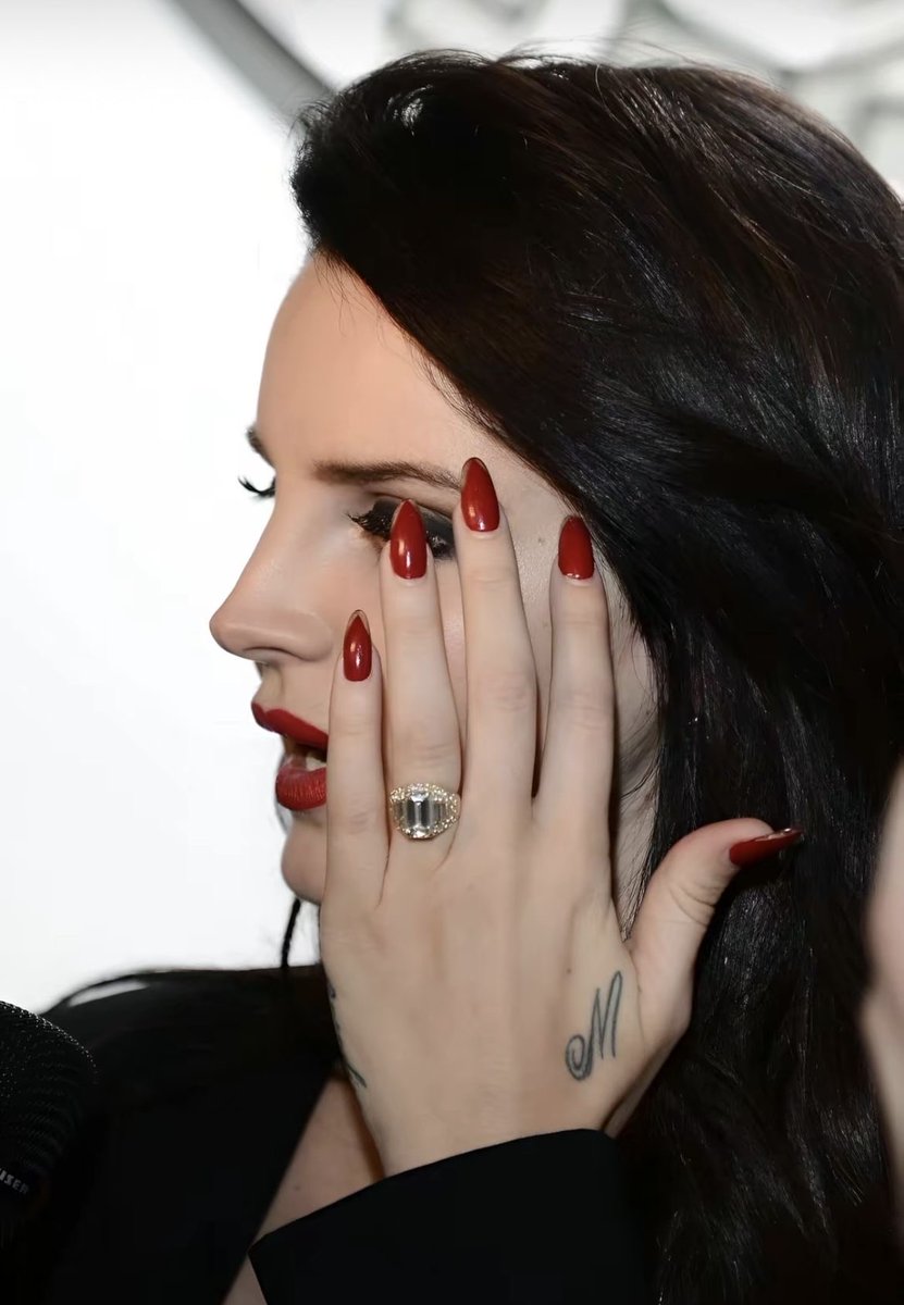 monamourdelrey's tweet photo. She never played about them red nails https://t.co/encU7okUaq