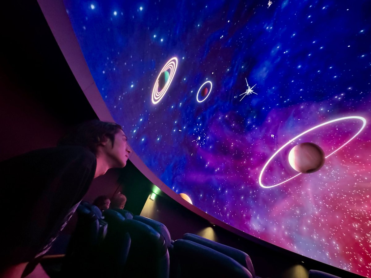 konicaminoltapy's tweet photo. 「宙の音 -Music of the Universe- feat.角野隼斗」で楽曲提供いただいている #角野隼斗 さんが先日プラネタリアYOKOHAMAにご来館✨
ピアノの美しい旋律と広大な宇宙を巡ってゆくプラネタリウム作品。
まだ体験していない方はぜひ🌌
#プラネタリアYOKOHAMA　と #プラネタリウム満天NAGOYA で上映中！
音と巡る宇宙の物語を体感してみてください。
https://t.co/KINODlPMVB