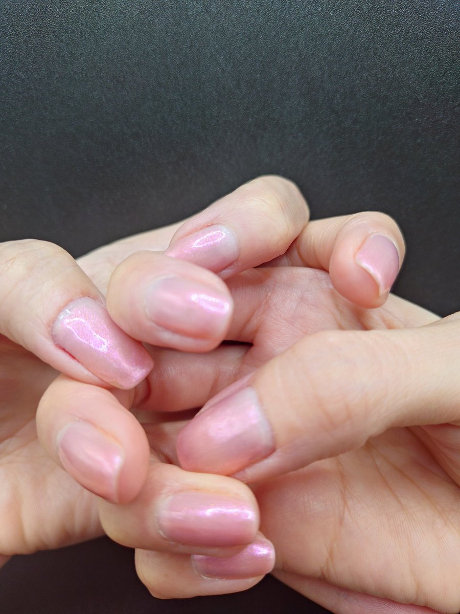 mrh668's tweet photo. 週末のネイル💅
Diorヴェルニ212
もうどうしようもなくかわいいピンク。可愛過ぎる。年齢的にも可愛いピンクは…と思いながらも止められません可愛すぎる。
透け感はあるけれどちゃんと発色もあり、きらき��と光る美しすぎるお色です✨ https://t.co/DxV4w56DdA
