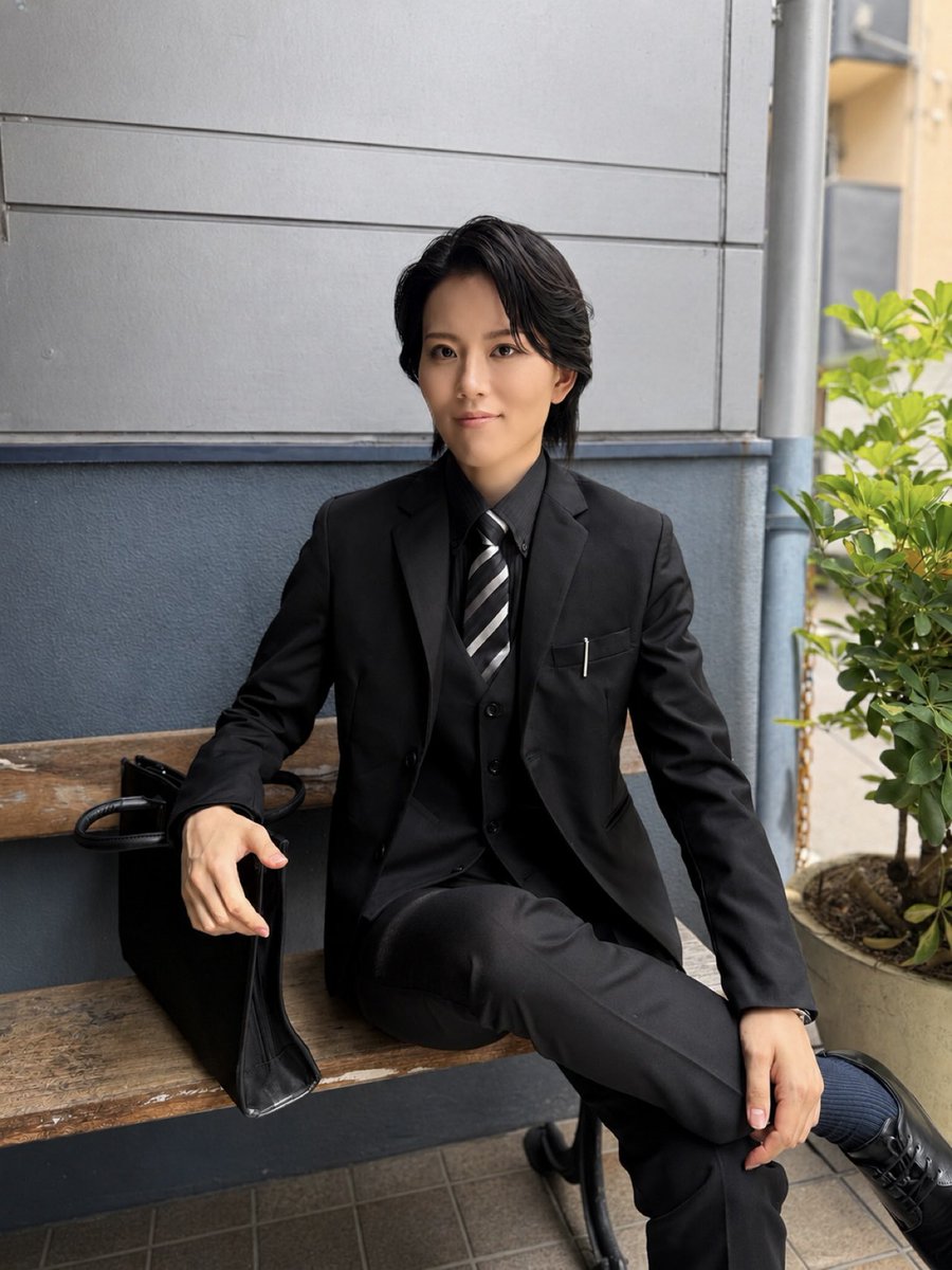 hiryu_tsukasa's tweet photo. だいやお誕生日おめでとう🎂🎉
テレビ出演からの誕生日とは、今をトキメク熱い男役🔥✨#侑輝大弥
バウ主演も楽しみだし、これからも応援します❣️😎😍
https://t.co/dLyBStx9tJ

さて私も舞台「#彼女のいない教室」
スーツでパリッと網島行ってきます！
7/9〜観に来て下さい🏫
https://t.co/c5PJKesCba https://t.co/8h4I5Ia09e