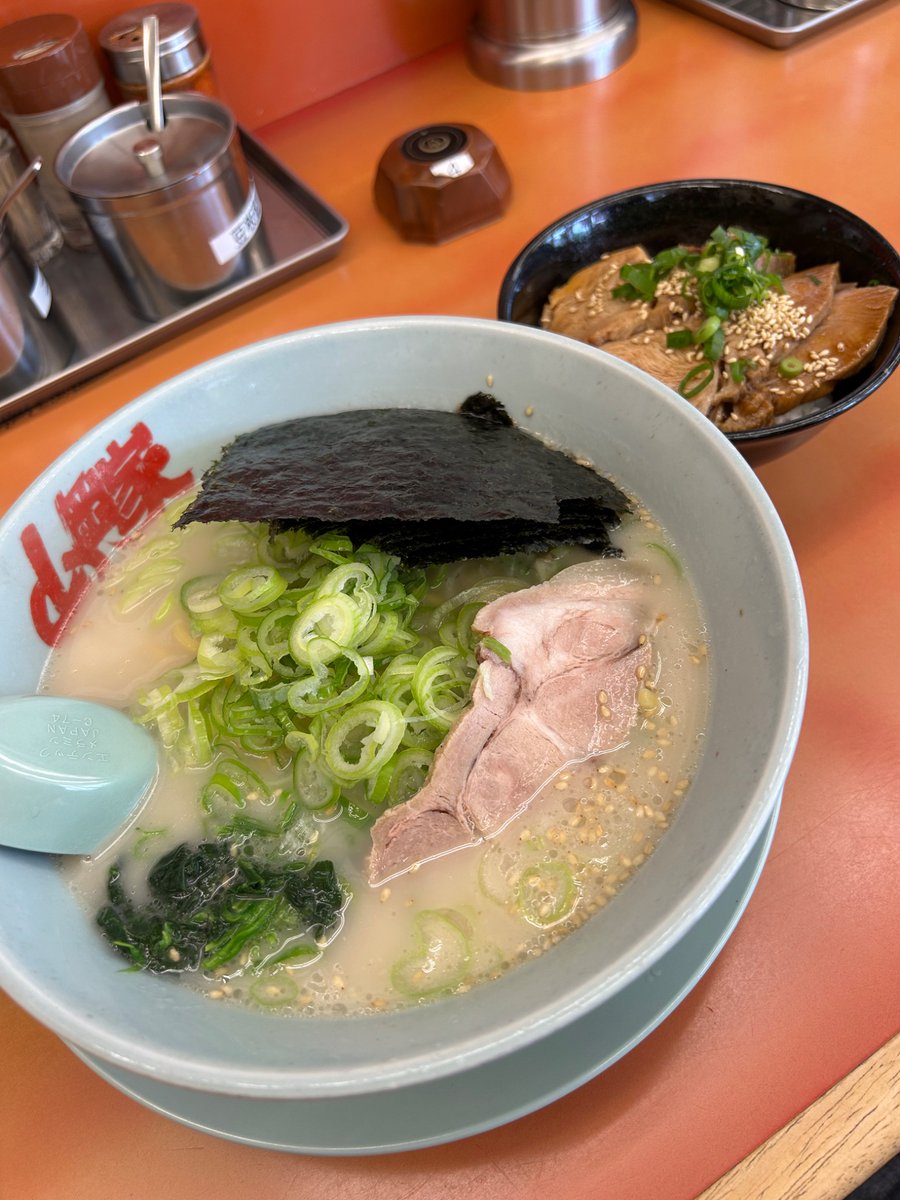 mintluvzcake's tweet photo. 山遊び！
ランチAの塩とチャーシュー丼。
クーポンで海苔とネギを。
うすめ脂抜きにしてます。
なるほど券売機でクーポン発券、これはいいぞ。
店員さんにスマホ見せようとモチャモチャしなくていい！
券売機操作も難しいことないし。
満足満腹ごちそうさま☆
#山岡家　#ラーメン　#札幌 https://t.co/sxJp3xNiLa
