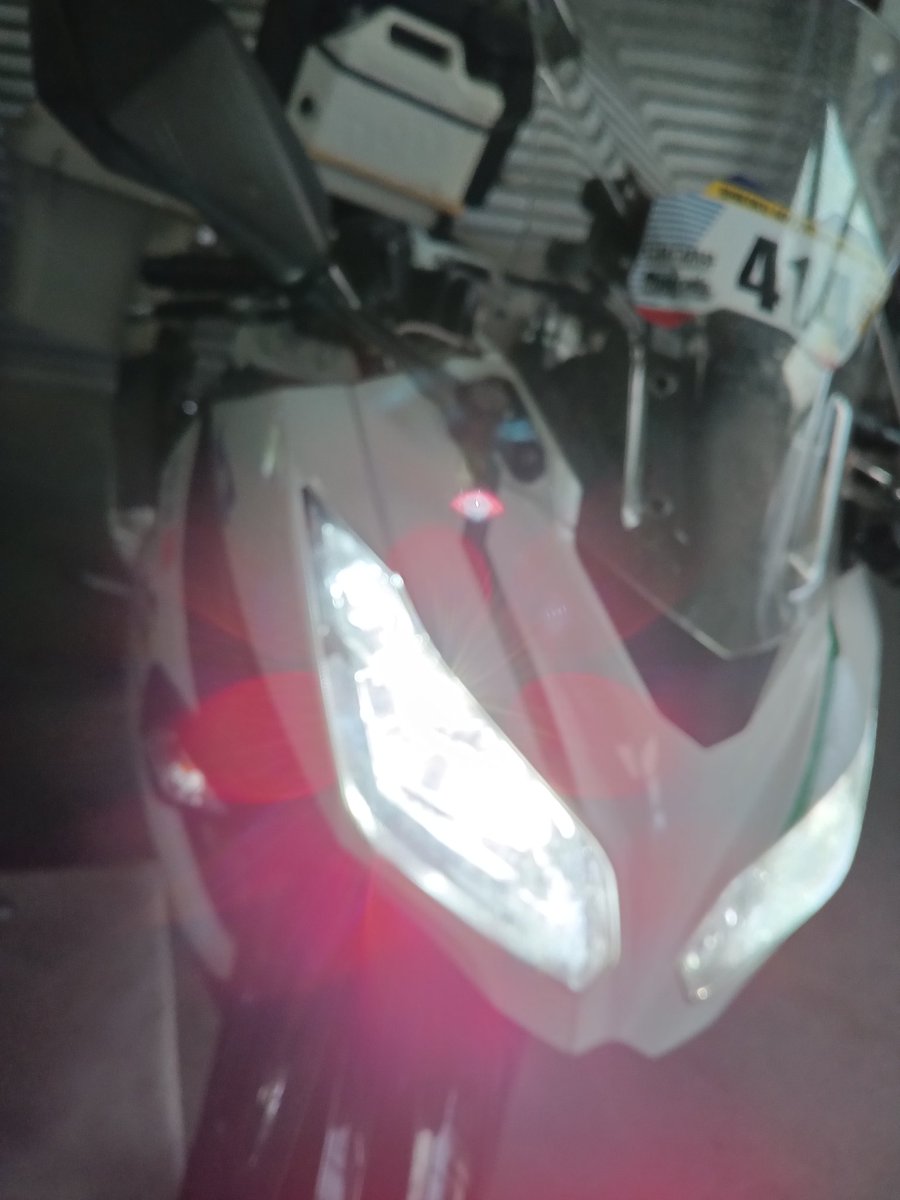 KX250F_95's tweet photo. ロービーム側、キレる😱
3000km程度で。
LEDの寿命はメチャ短い😂 https://t.co/9bOZTTucS3