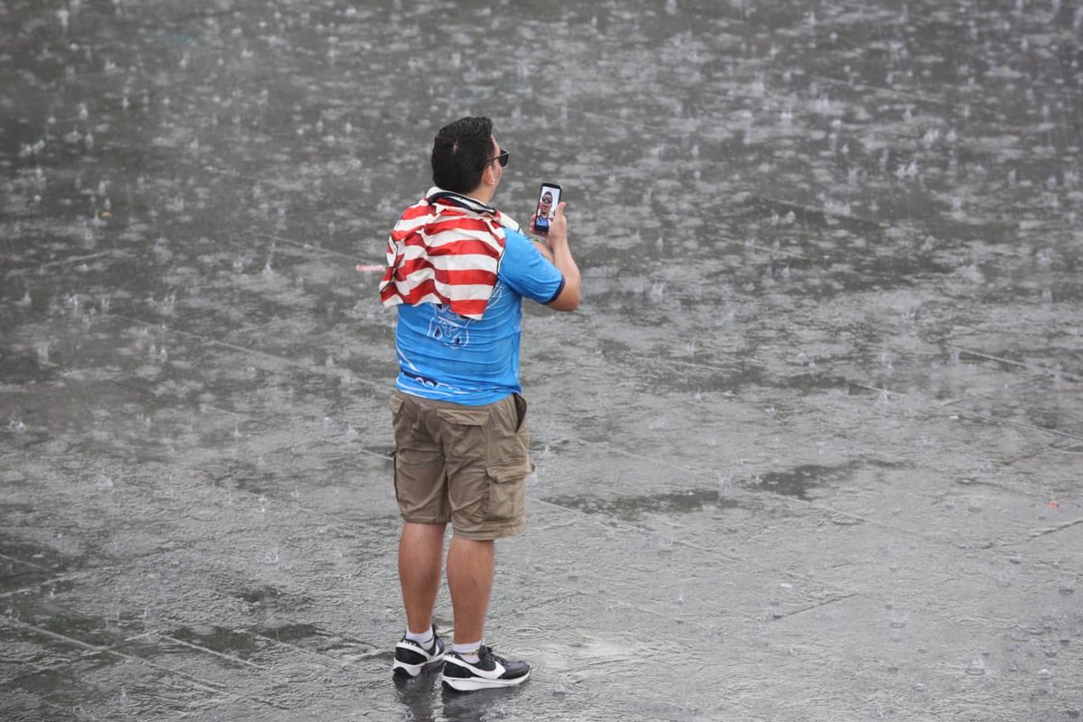 Indie5051's tweet photo. Este aficionado aguantó  la lluvia de pie y todo con tal de apoyar a la selección de USA en su pase a los Octavos de Final desde el FIFA FAN Festival de Guadalajara 

📸 @SanCadilla https://t.co/COtOy54YQ6