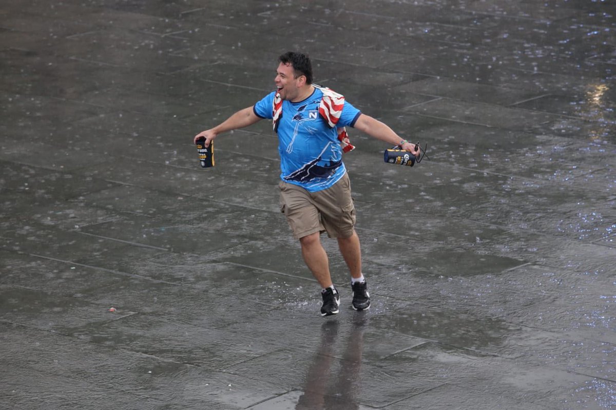 Indie5051's tweet photo. Este aficionado aguantó  la lluvia de pie y todo con tal de apoyar a la selección de USA en su pase a los Octavos de Final desde el FIFA FAN Festival de Guadalajara 

📸 @SanCadilla https://t.co/COtOy54YQ6