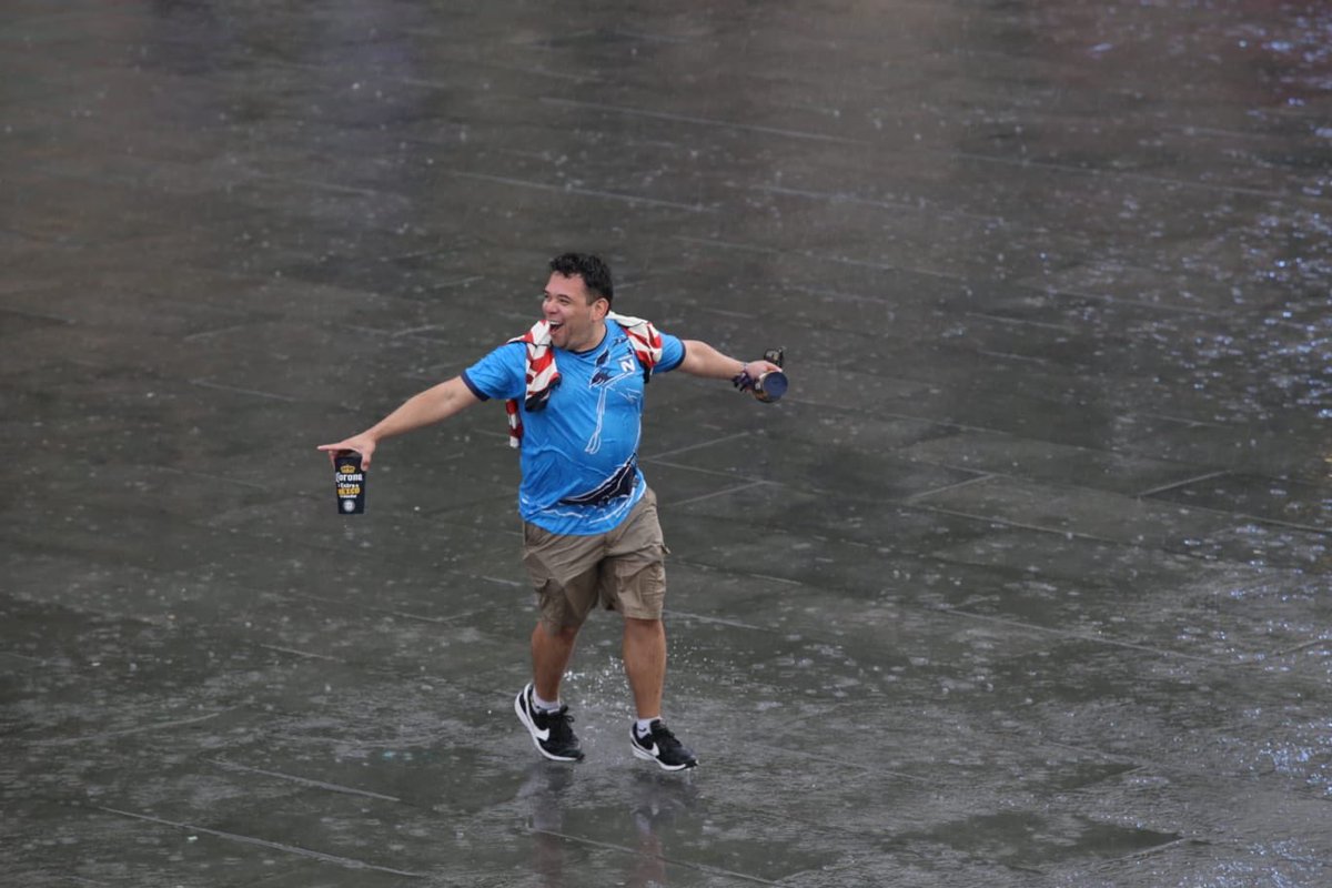 Indie5051's tweet photo. Este aficionado aguantó  la lluvia de pie y todo con tal de apoyar a la selección de USA en su pase a los Octavos de Final desde el FIFA FAN Festival de Guadalajara 

📸 @SanCadilla https://t.co/COtOy54YQ6