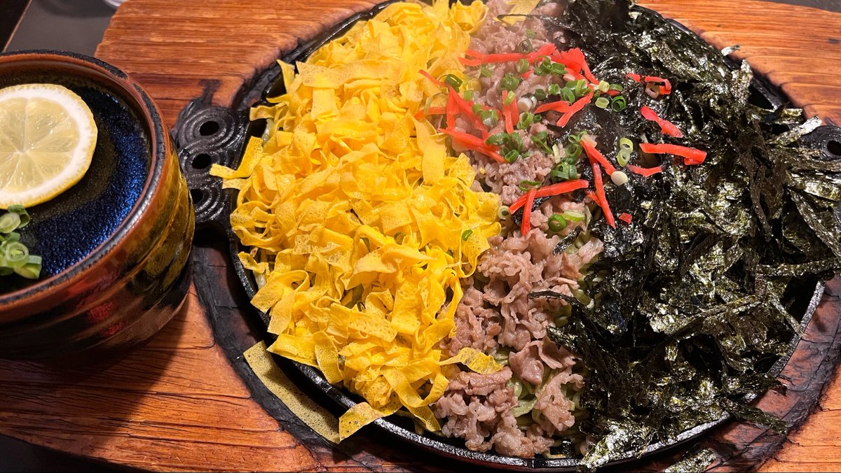 anst_7's tweet photo. 地元の名物やきめん…
瓦そばと思うじゃないですか？あれは茶そばでこれはわかめうどんなのです😆
一人前でこのボリューム！ https://t.co/Nmgqc7X4lU