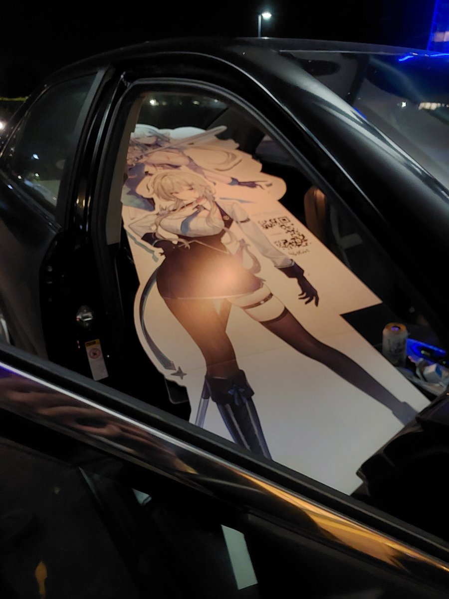 Hasag1K's tweet photo. @sukidonburi @jiyu_uwu @h2osakana @dizzydokuro @AmanogawaShiina @wilhelminafr0st @danisaurzx One last thing, The willage came together to win the Captain's standees and I think it was funny trying to squeeze them into a car https://t.co/QqeH4naJ7m