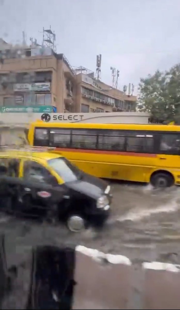 GoldySrivastav's tweet photo. #Maharashtra
#IMD has issued a #RedAlert for #Mumbai, #Thane, #Palghar, and Raigad as #heavyrainfall continues. Visuals from the Eastern Express Highway show intense downpours across the city
#Monsoon
#RainVibes
#MumbaiRains
#WeatherUpdate
#MonsoonVibes
#NewsFlash https://t.co/ldsAPv9ROw