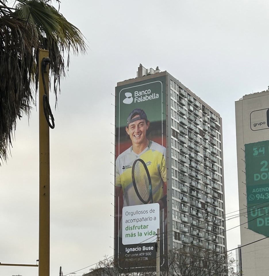 Manuel_CR75's tweet photo. Transitando por Lima encontré una gigantografía publicitaria de Ignacio Buse. Seguramente a fin de año Nacho sea la imagen de las campañas navideñas.

No sé si hay otras publicidades similares pero fue una grata sorpresa. Ojalá más tenistas puedan captar la atención de las marcas https://t.co/sB7fF4q8ef