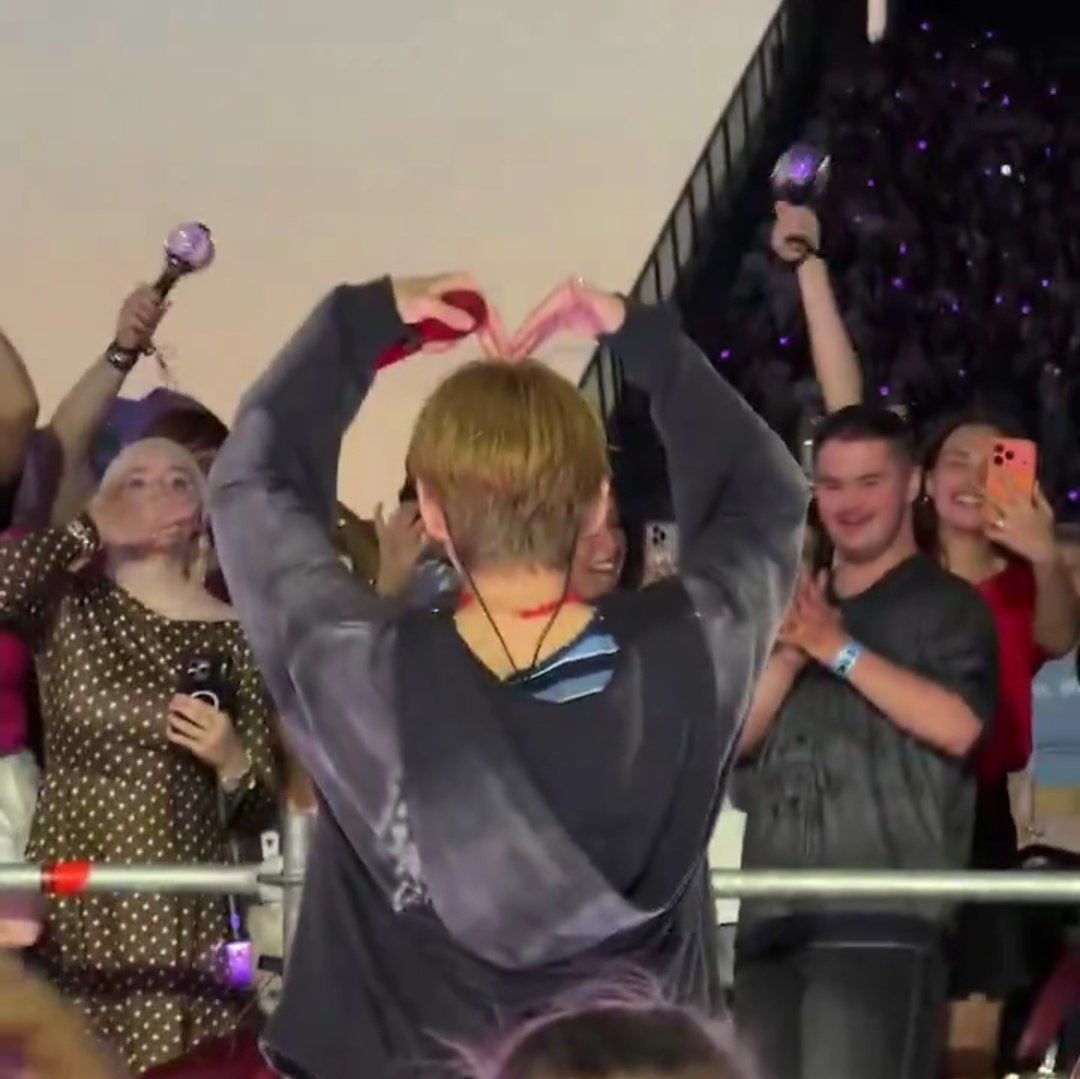 taehyvngcentral's tweet photo. Taehyung stood for nearly a minute at the wheelchair zone during concert in Brussels, waving and making hearts for fan. 
He is a deeply kind person who shows immense love to everyone. This pure, thoughtful heart proves we made the right person famous.
#TAEHYUNG #태형 #뷔 #BTS #V https://t.co/maA0qn5W9b