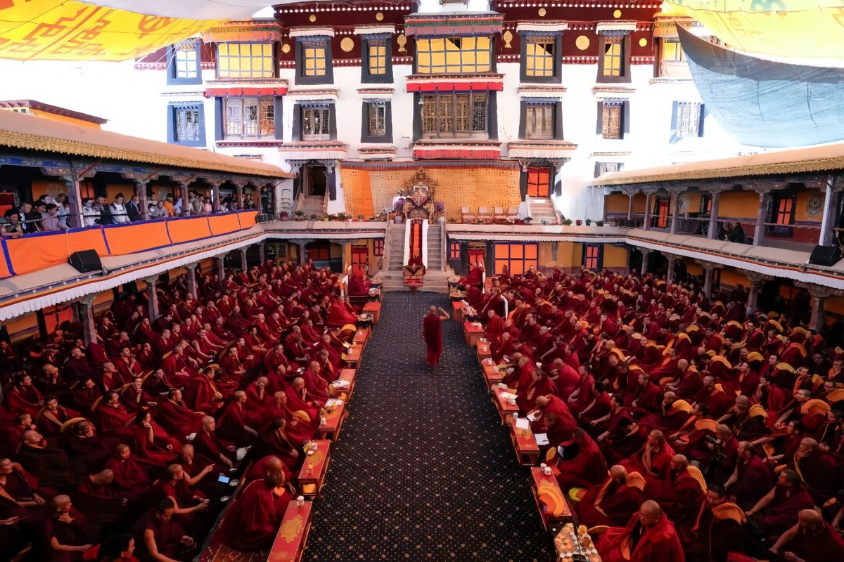 HimalayaTouch_'s tweet photo. The pre-exam for the 2027 prestigious Geshe Lharampa degree (highest doctorate in Gelug Buddhism) kicked off on July 1 at Drepung Monastery. 13 candidates from 13 monasteries, 32 examiners, and over 700 observers were present for this rigorous process featuring debates on the Five Great Treatises. This system continues to promote talent development and healthy religious practices in the region.
#Xizang #XizangNow #TibetanBuddhism #GesheLharampa #ReligiousStudy #PlateauFaces