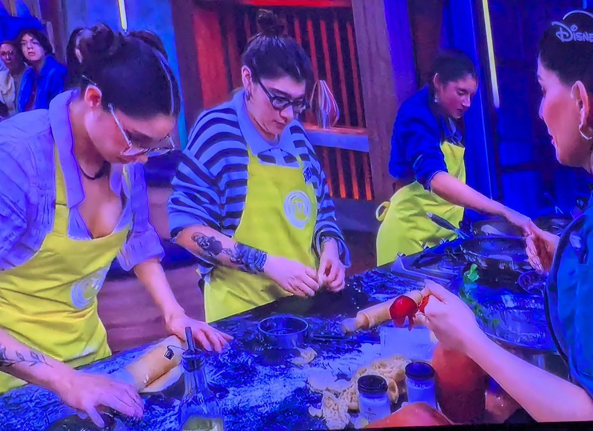 CamaraGranjaVIP's tweet photo. ¿Que pinches porquerias están haciendo CARMEN Y MICHELLE? 💀🤢🤮

Les asignaron UN trabajo, solo tenían que hacer tortillas y hacen sus mamadas? Y sabotaje no puede ser porque Carmen dijo que JAMÁS le faltaría el respeto a los comensales con un sabotaje ¿Entonces? #MasterChefMX https://t.co/PEBfB3ZqnB