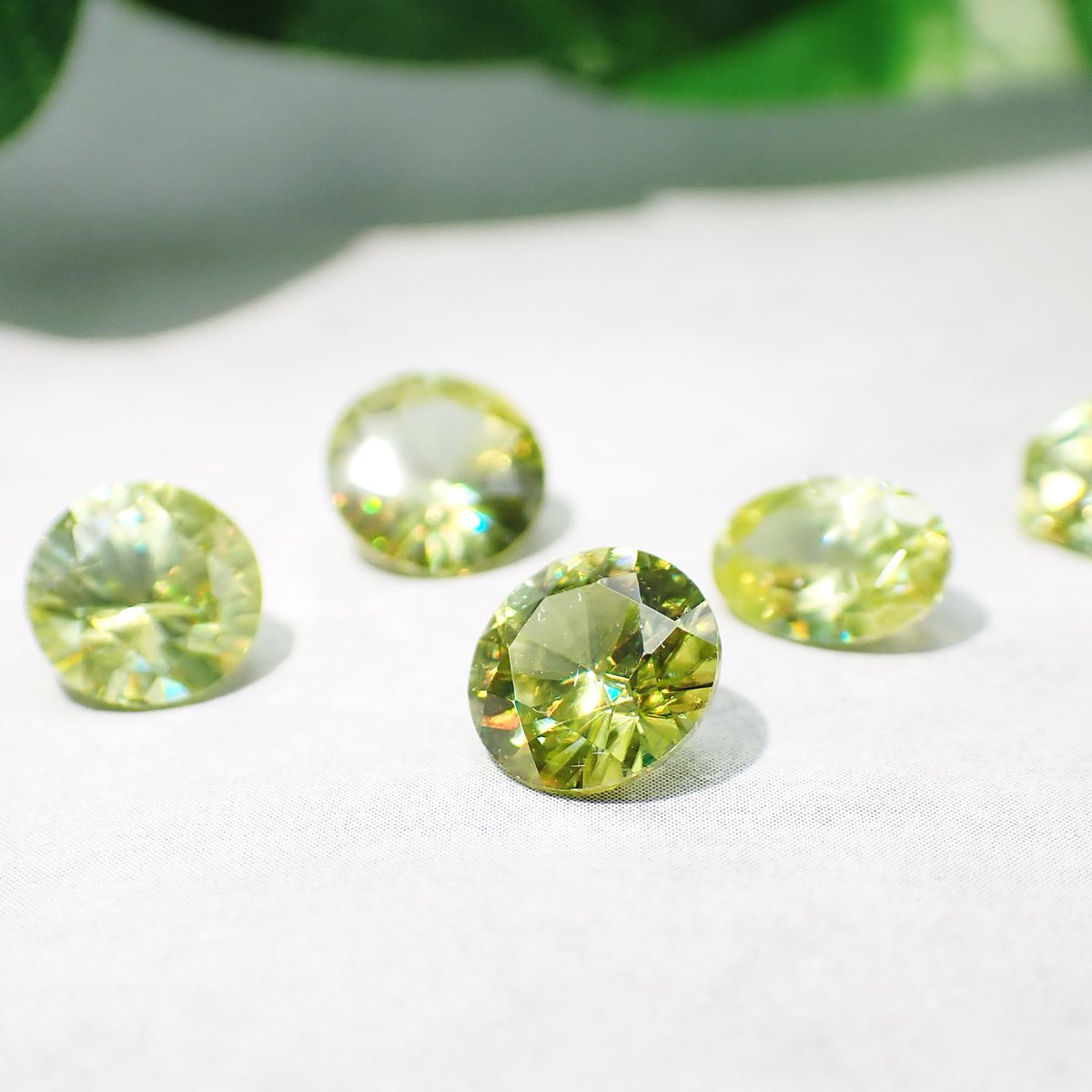 ▷ スフェーン マダガスカル産 : 1.116ct / 6.6x6.7mm : Item No.24435
